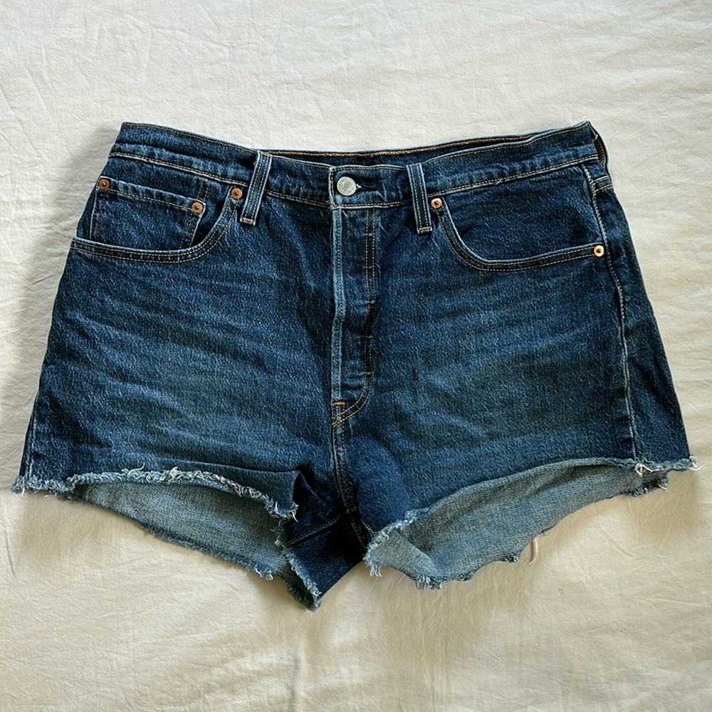 Levi’s High Rise Denim Shorts - Size 32